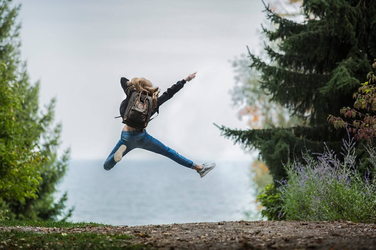 meer energie krijgen tips toegpast door een vrouw in het bos