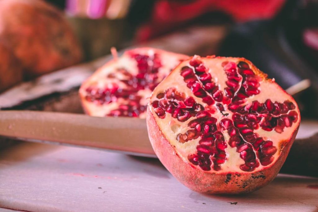 doorgesneden granaatappel is een fruit met veel eiwit