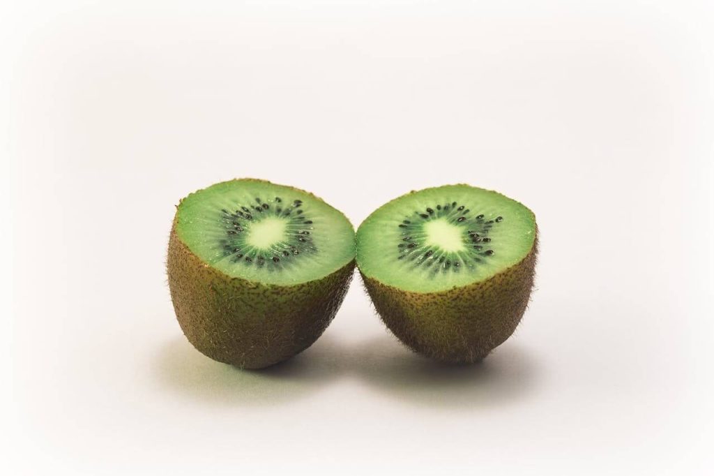 opengesneden groene kiwi met veel vezels