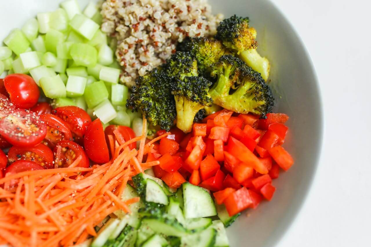 Frisse groente en fruitsalade om gezond te eten met warm weer in de zomer