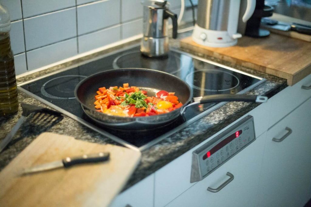 pan met gezonde maaltijd in de keuken