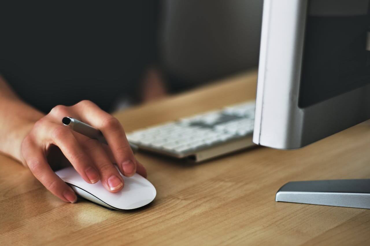 Fit blijven op kantoor door een zit sta bureau met computer