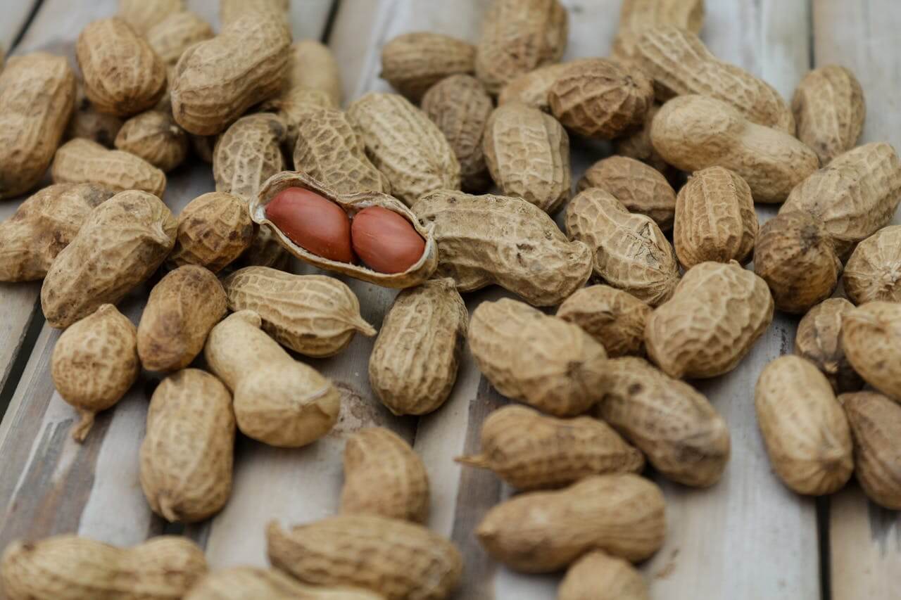 ongepelde pinda's op een tafel