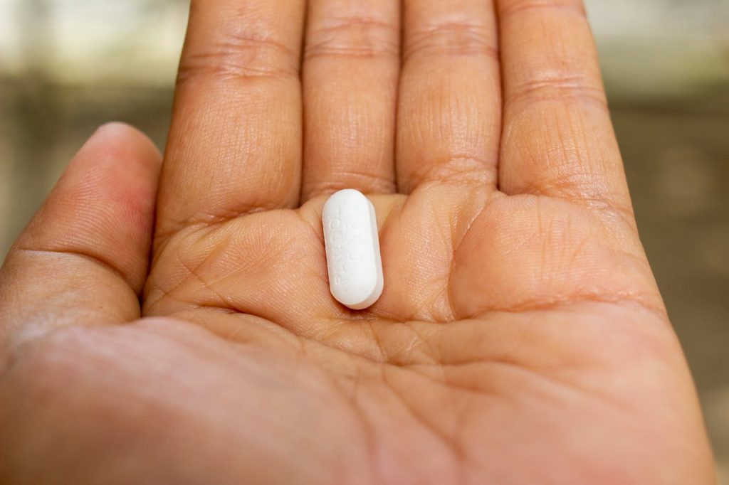 Open hand met een soort magnesium tablet