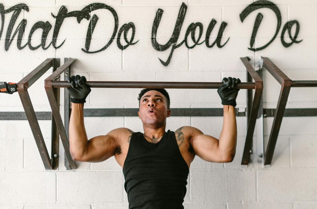 pull-ups op een pull-up bar aan de muur