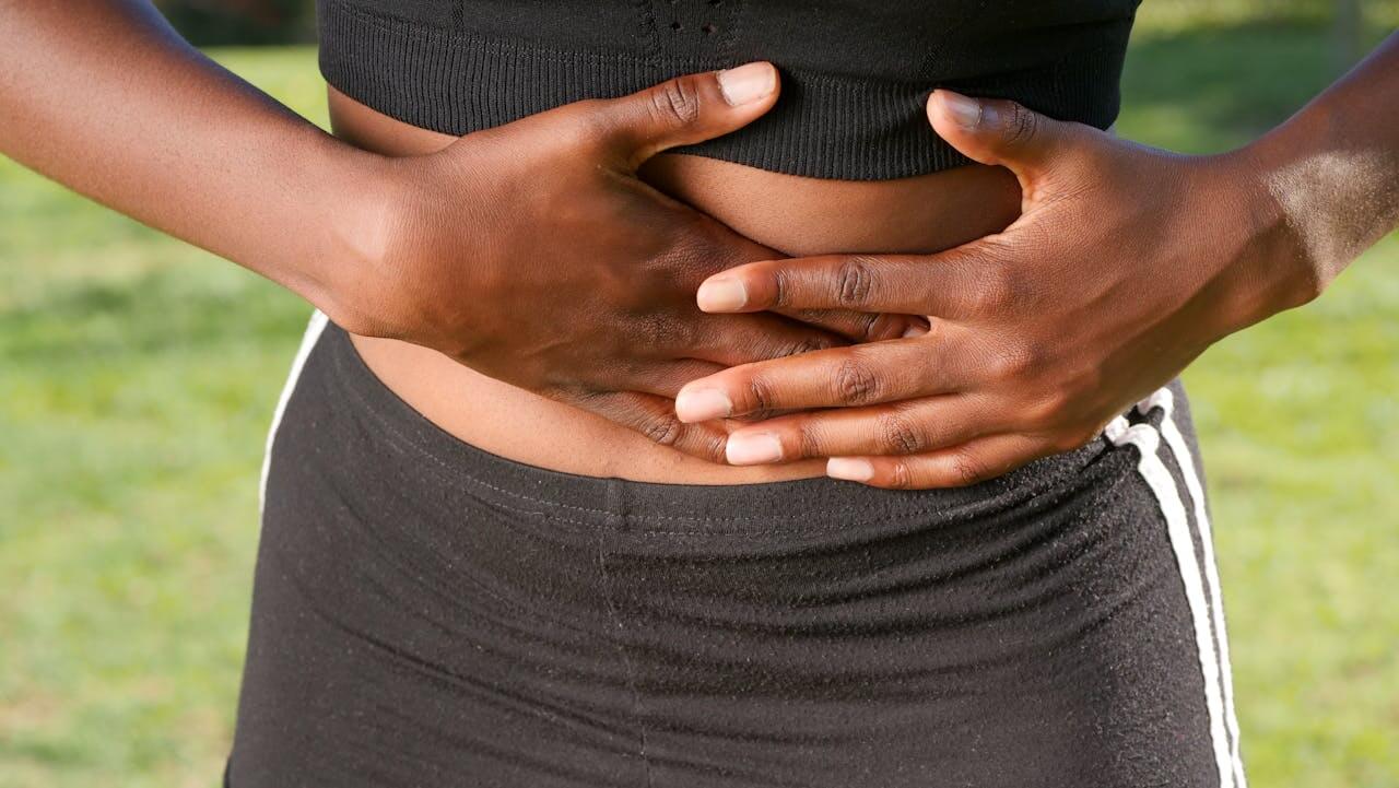 Vrouw grijpt buik vast omdat ze last heeft van haar darmflora