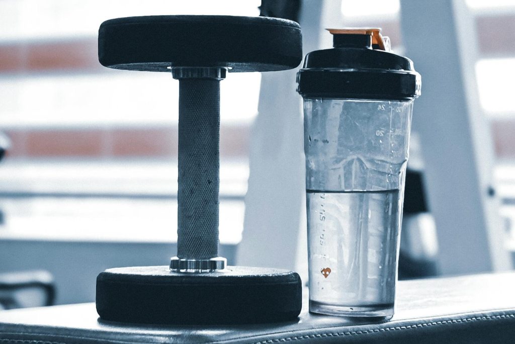 Doorzichtige shakebeker met dumbbell