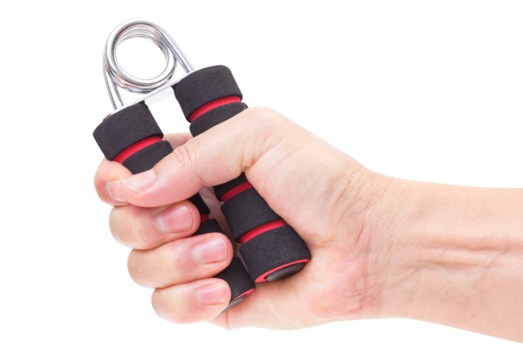 hand knijpt in zwart rode handtrainer