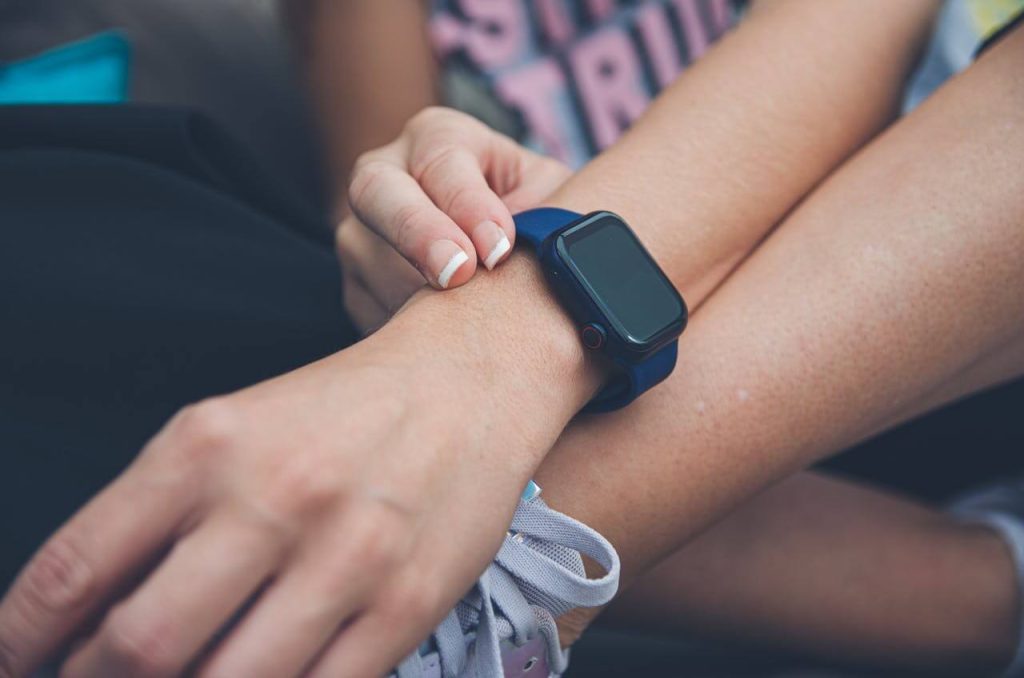 Zwart horloge met stappenteller om pols van persoon