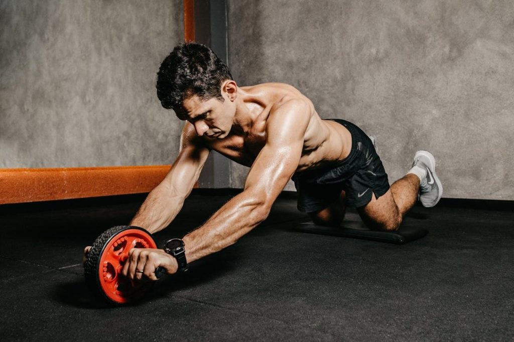 Man traint met een rode ab roller