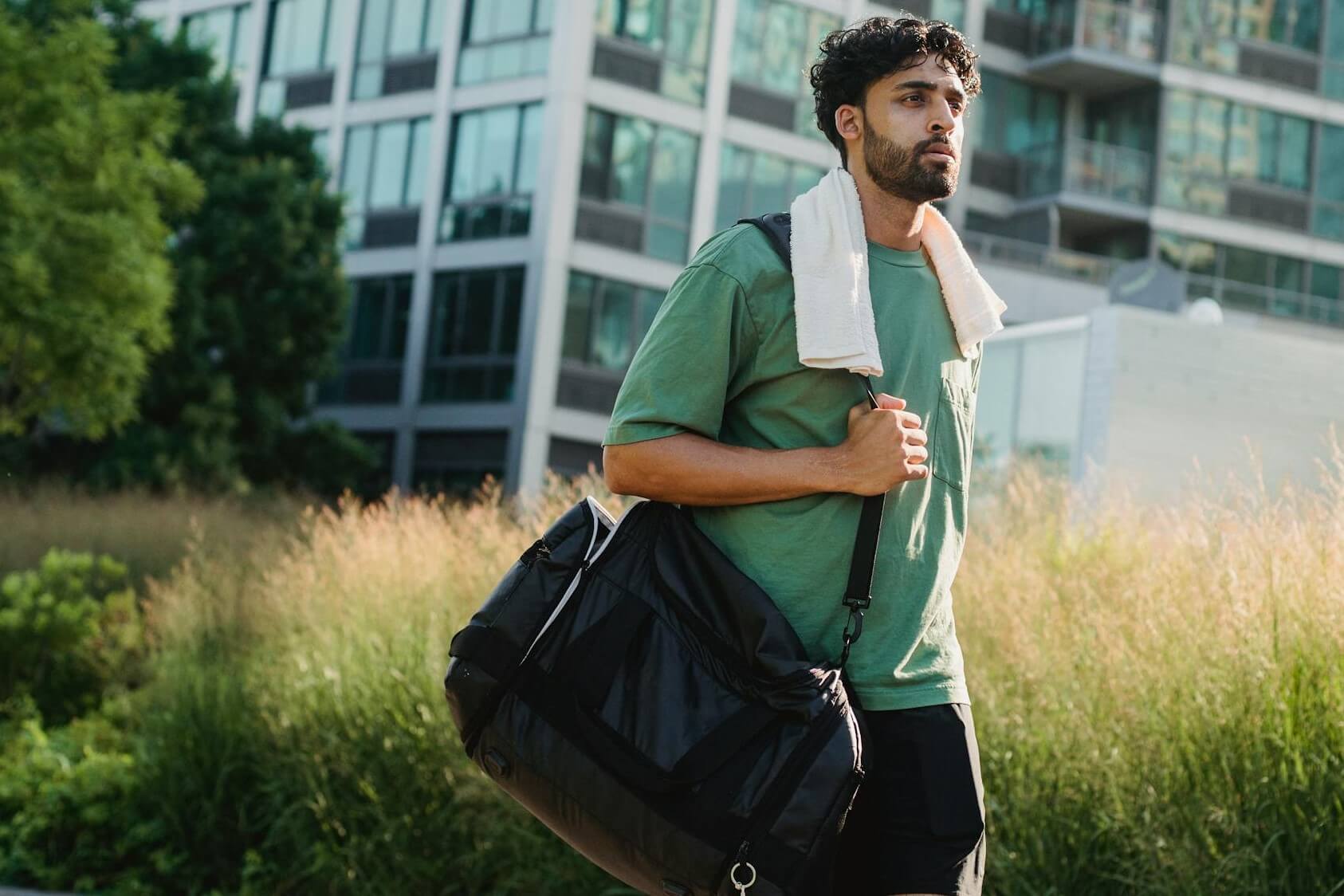 Sporttas heren gedragen door een sportieve man in groen shirt