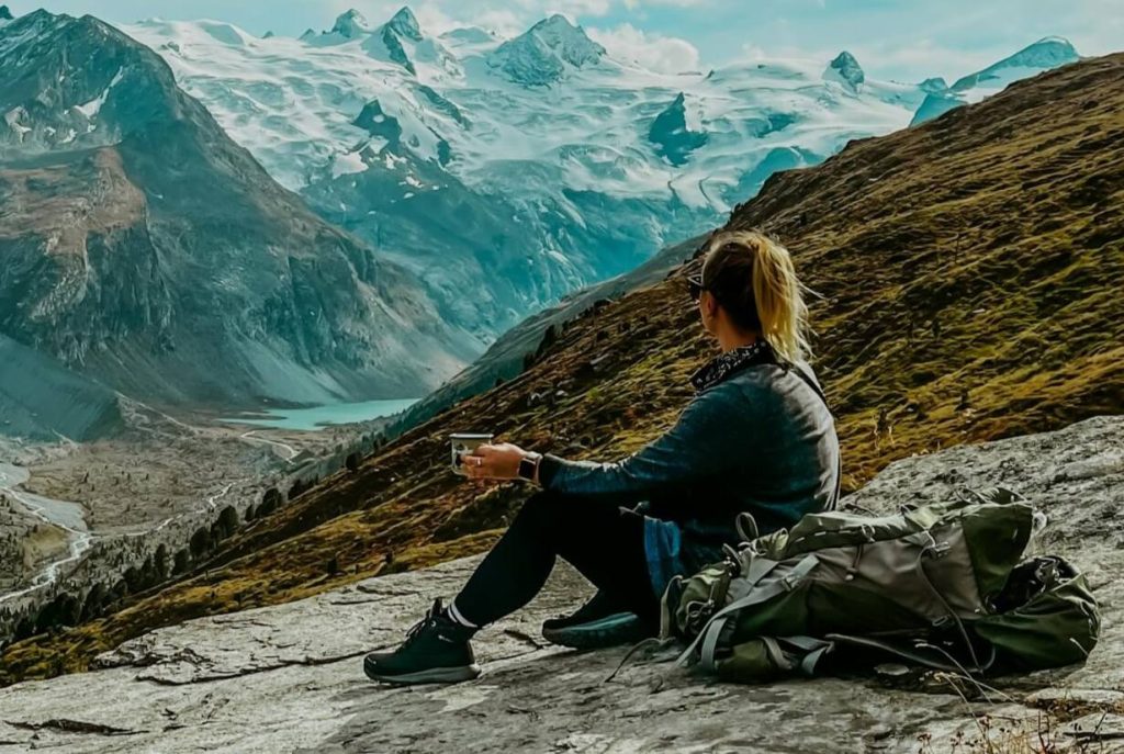 vrouw is lange afstand in de bergen aan het wandelen op dames wandelschoenen