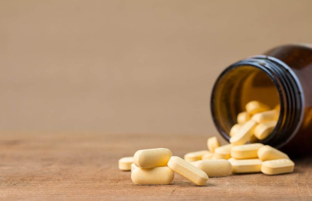 Donker glazen potje met gele soort probiotica supplement