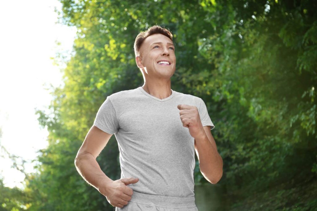 Man in een grijs shirt aan het hardlopen