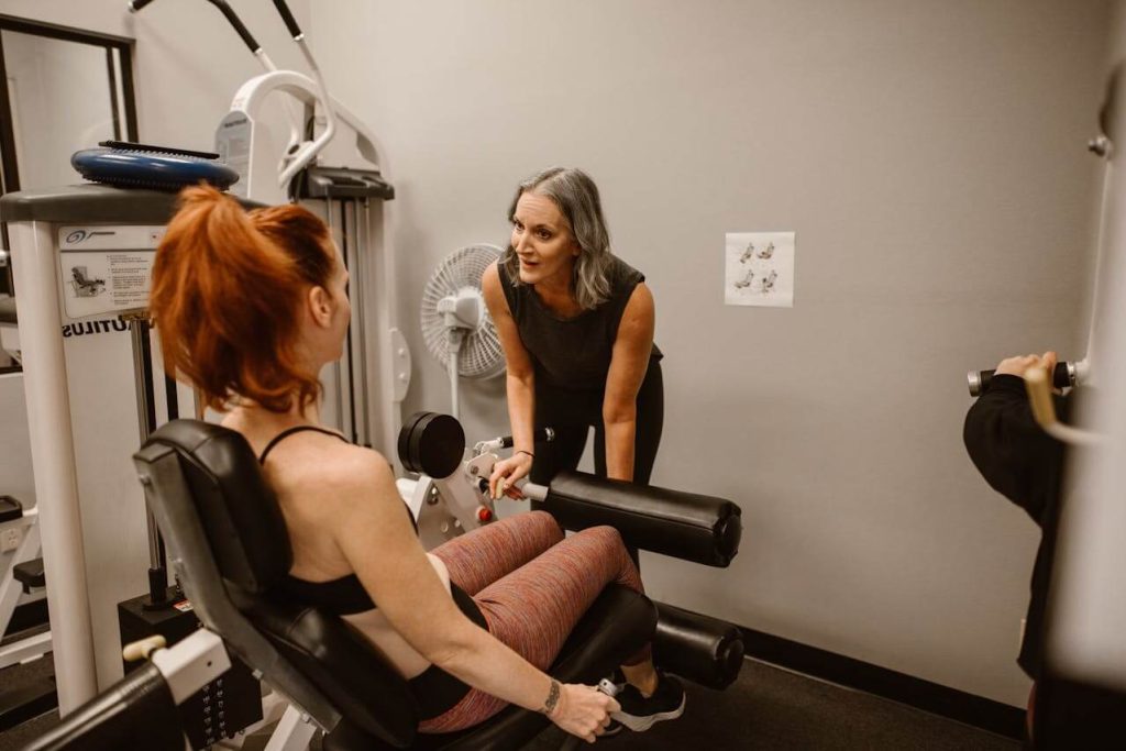 vrouwen in de sportschool trainen om gewicht te verliezen