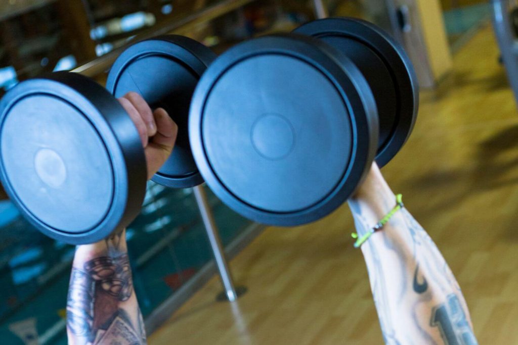 Dumbbells in de handen van een man