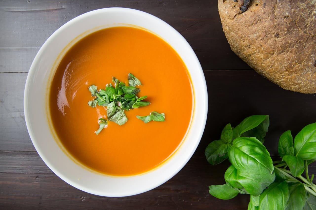 Gezonde en smaakvolle groentesoep met paprika en tomaat
