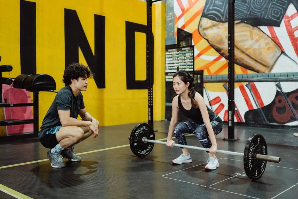 Jonge vrouw voert een conventional deadlift uit