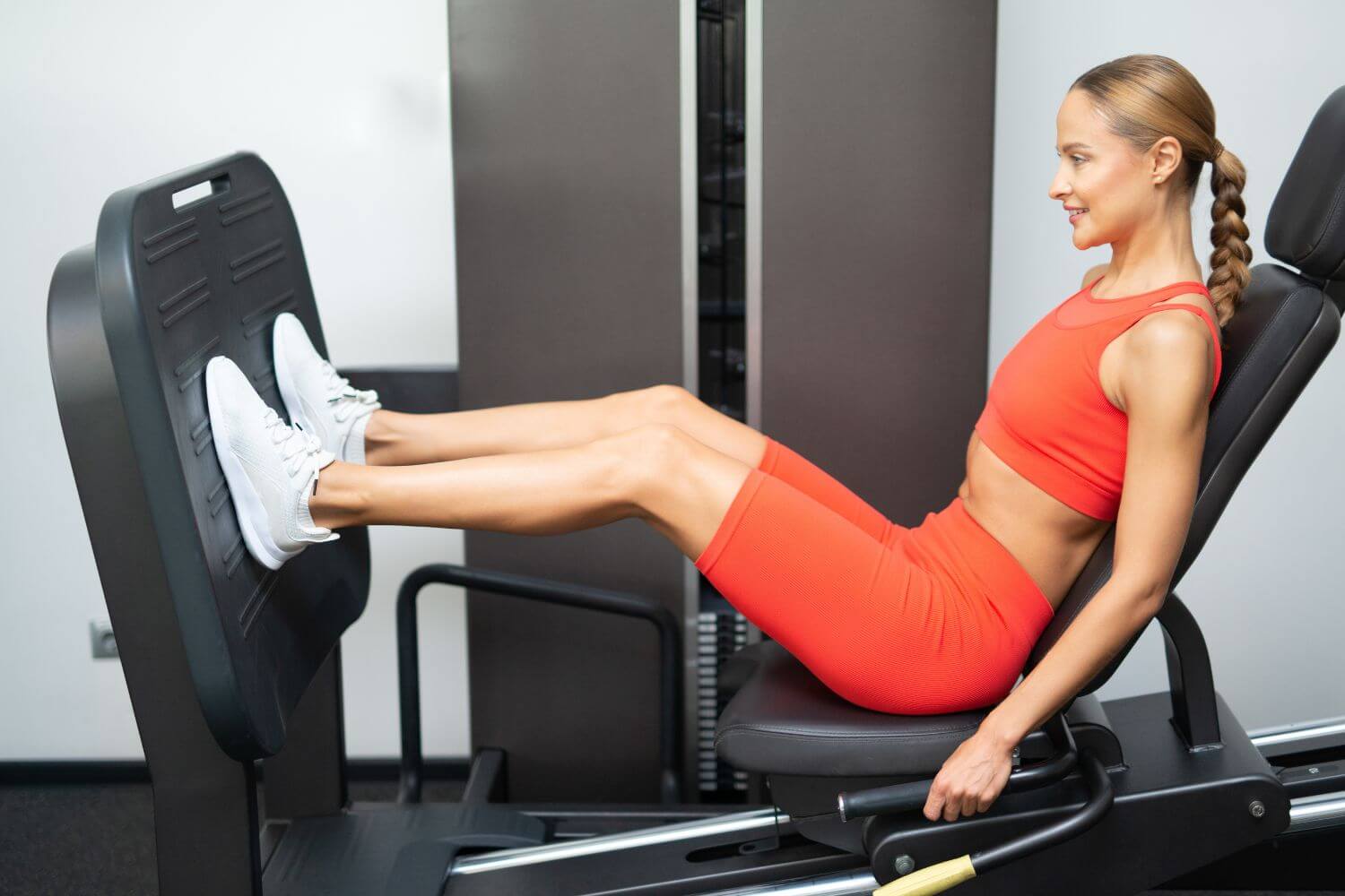 Vrouw op een leg press machine