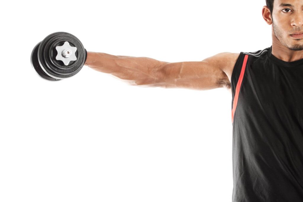 dumbbell side raise door man in donker hemd