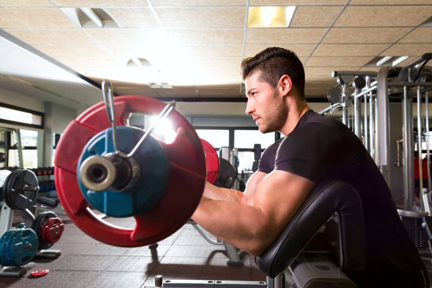 preacher curl door een man in de sportschool