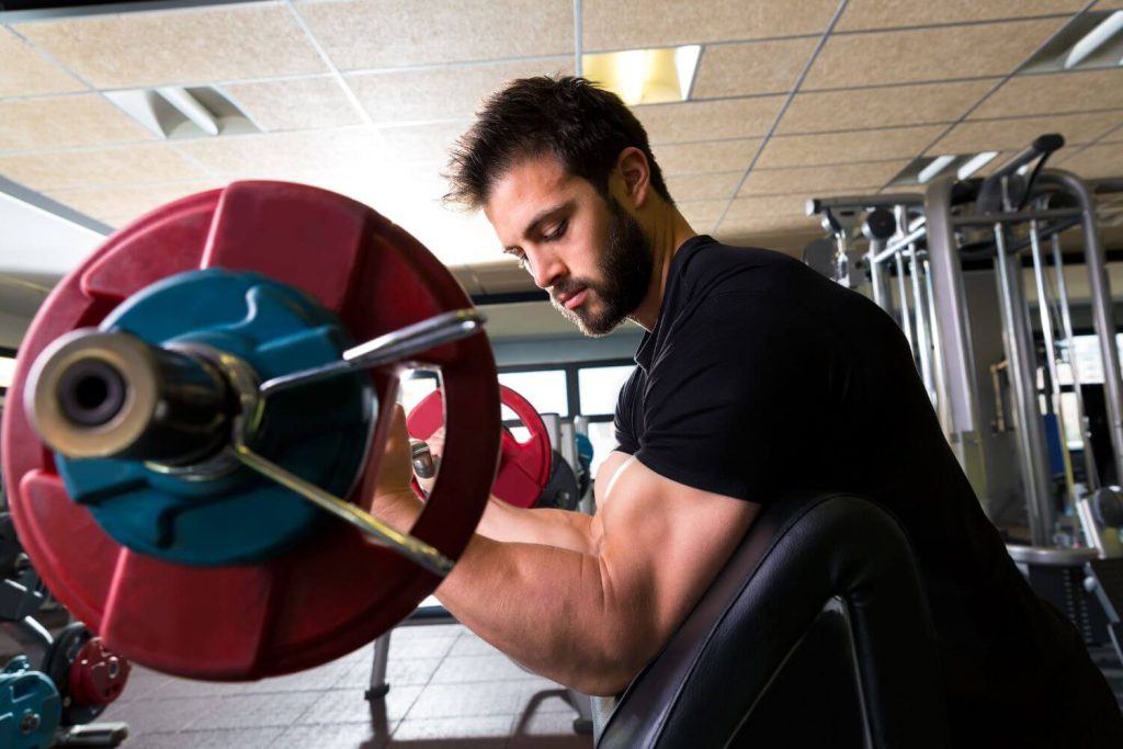 preacher curl uitgevoerd in de sportschool