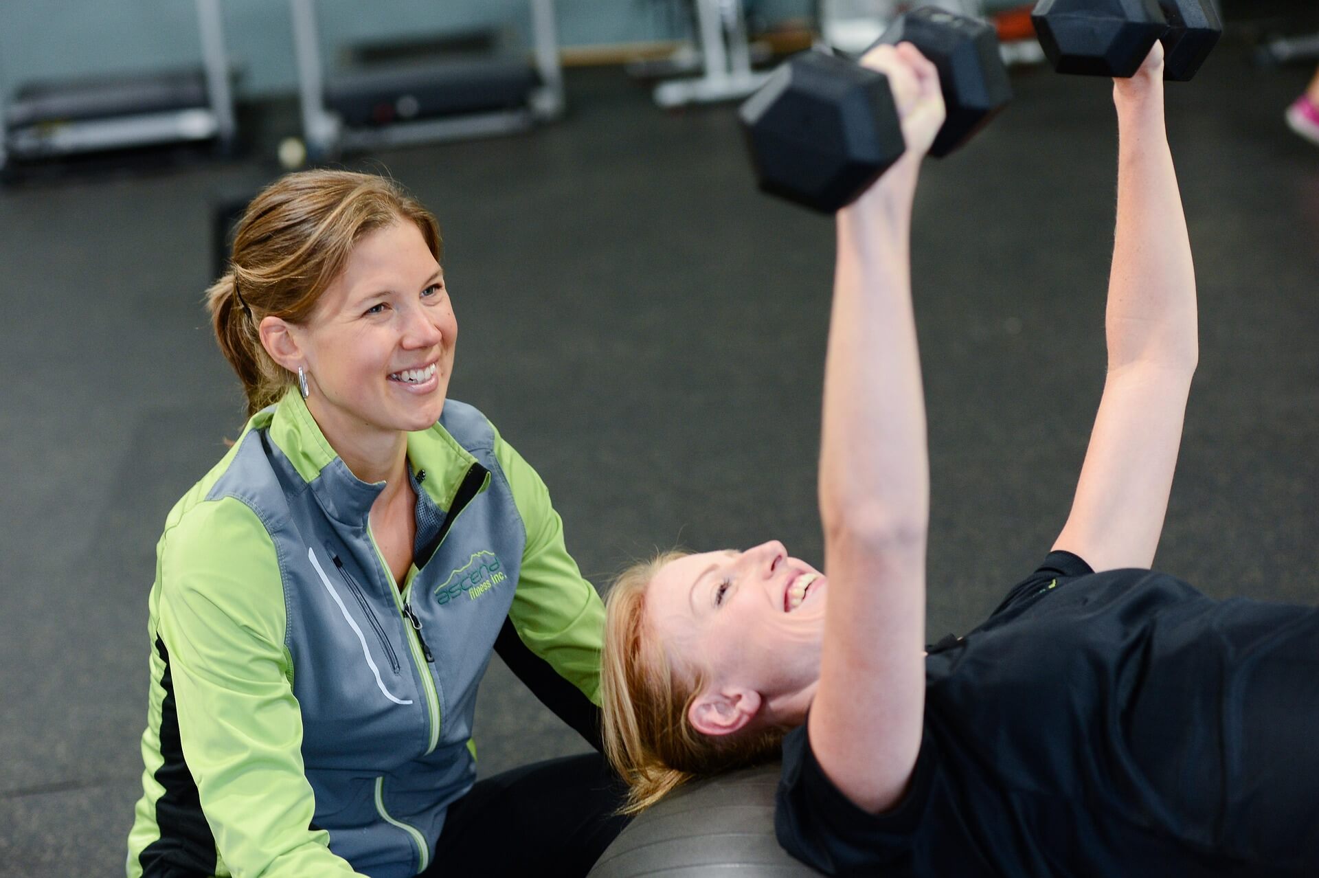 vrouw traint in de sportschool samen met een personal trainer