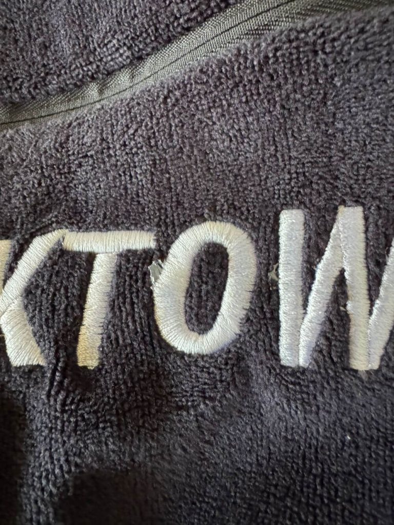 Logo van de LockTowel op de handdoek