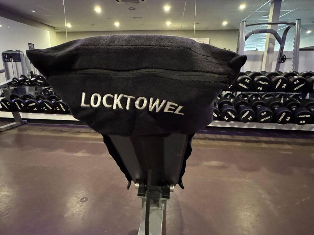 LockTowel met gevuld opbergsysteem om een bankje