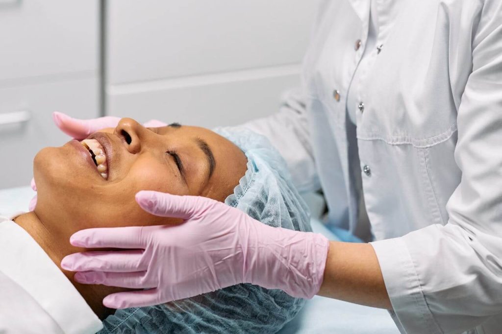 behandeling met botox bij een kliniek voor een vrouw