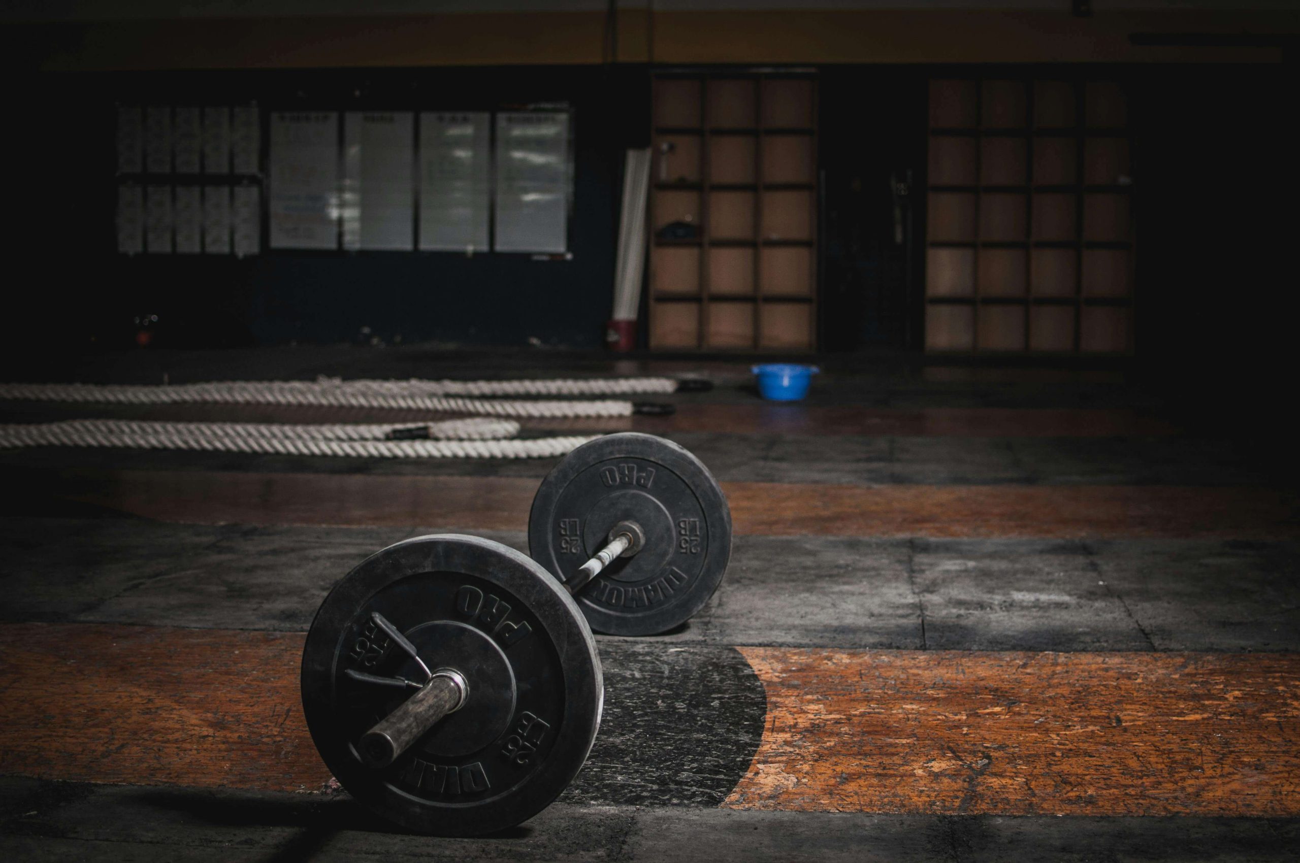 Barbell in een fitnessruimte