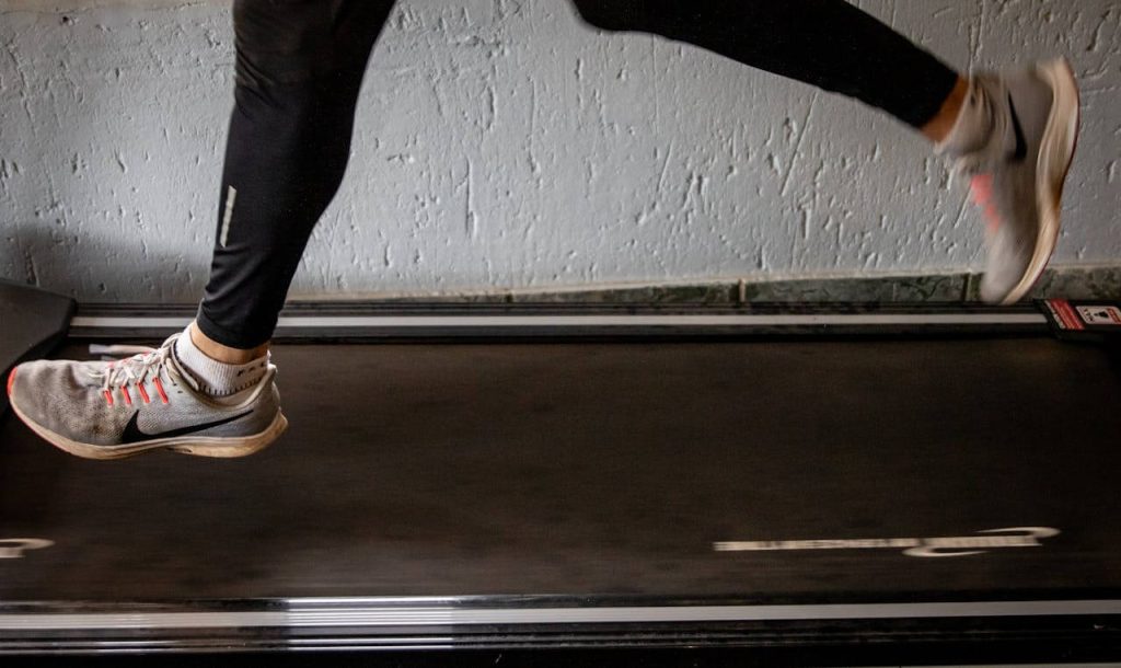 sterker en gezonder worden door cardio op de loopband in de sportschool