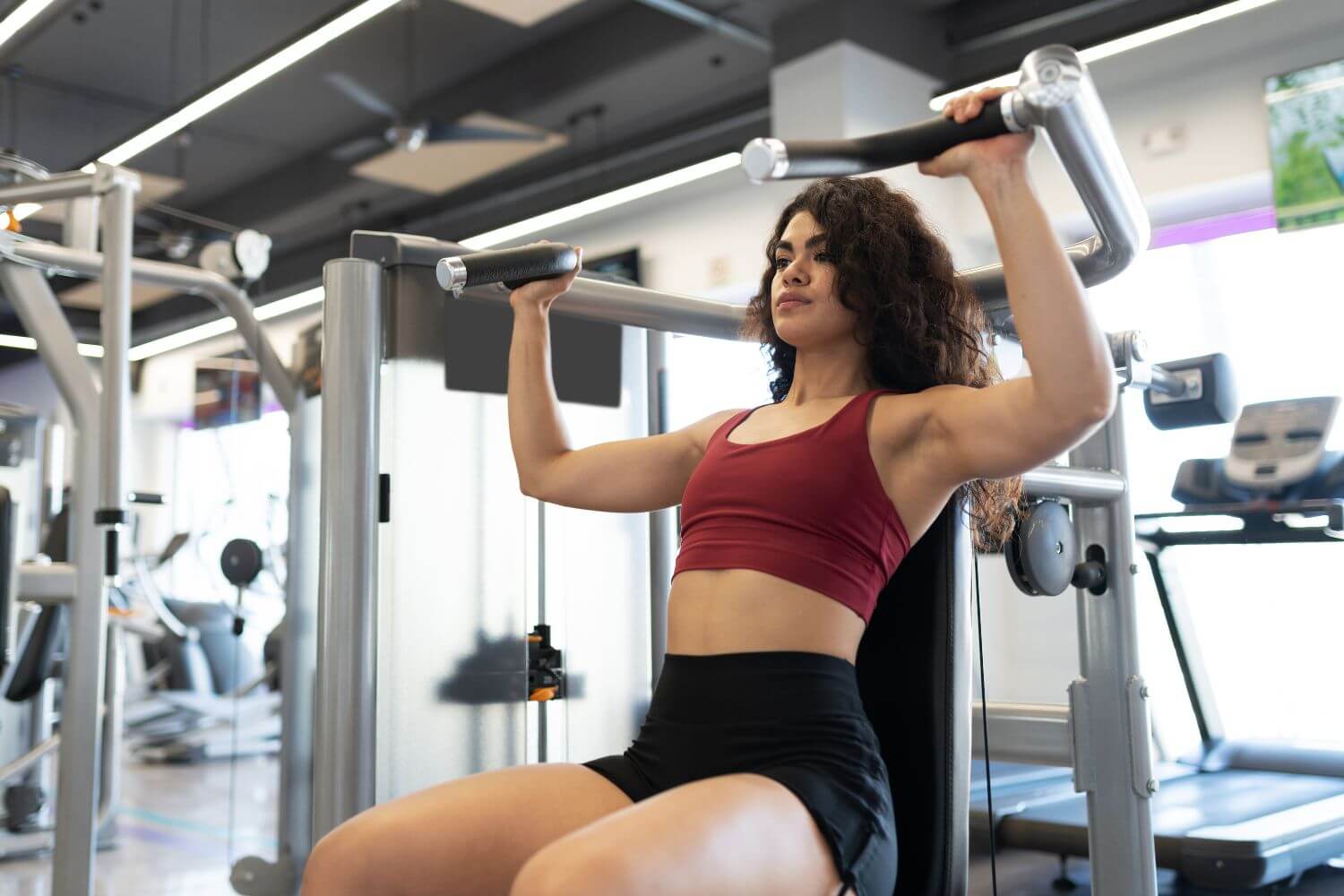 Vrouw doet een machine shoulder press