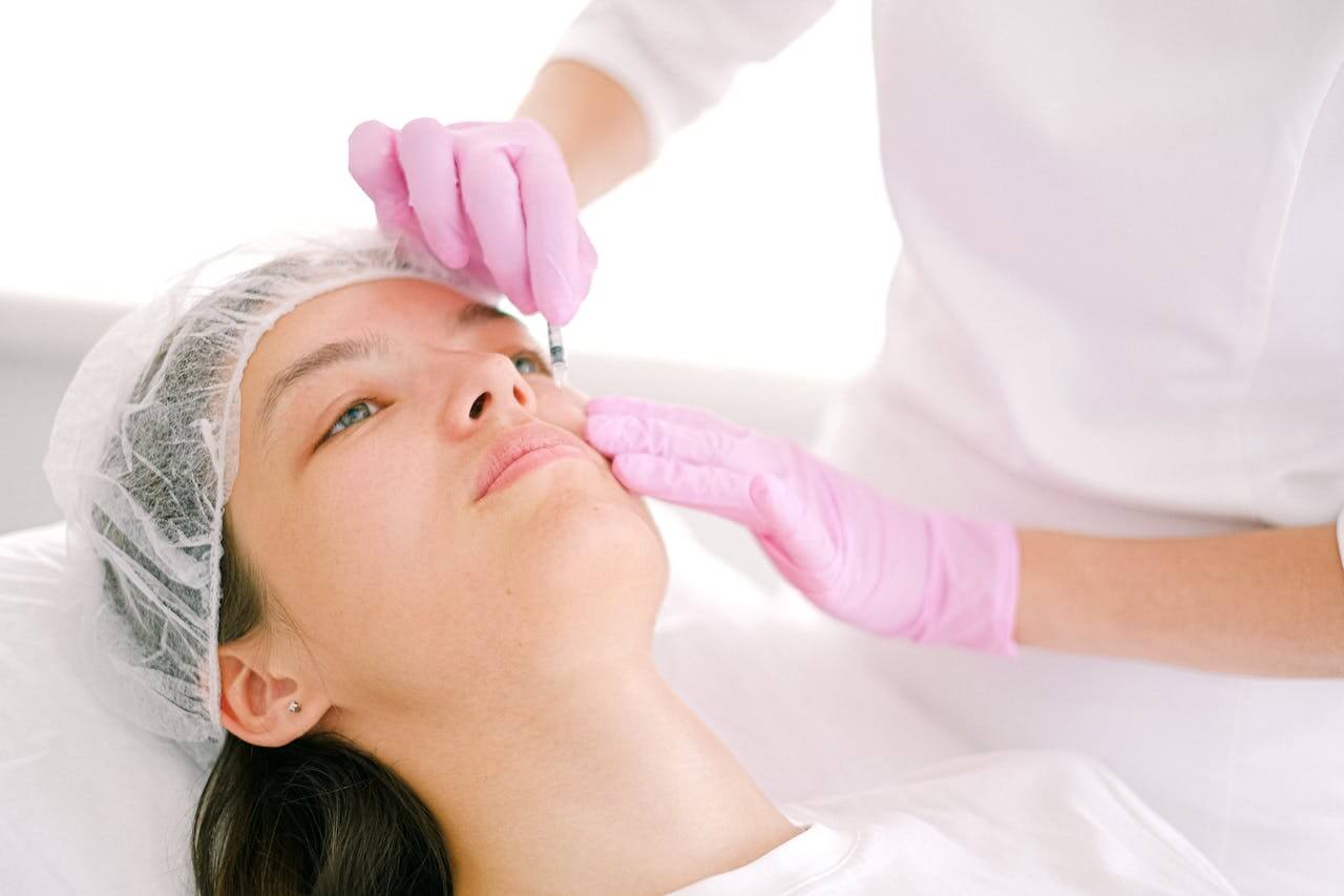 vrouw krijgt een botox behandeling