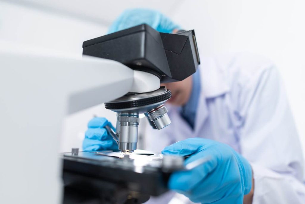 Dokter die onderzoek aan het doen is in een laboratorium