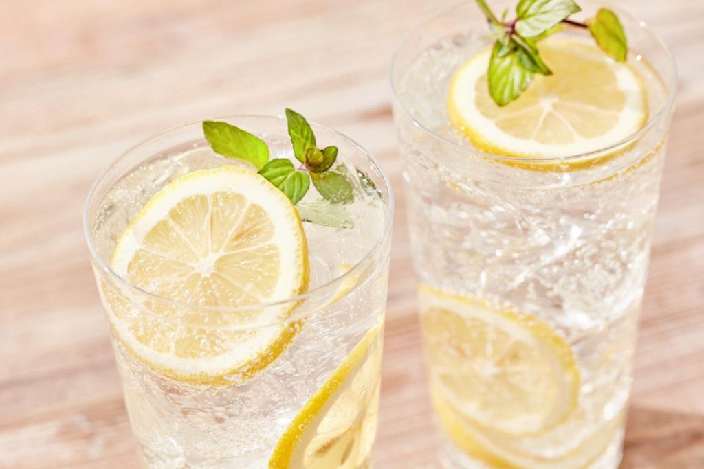 Twee glazen eiwit limonade met citroen